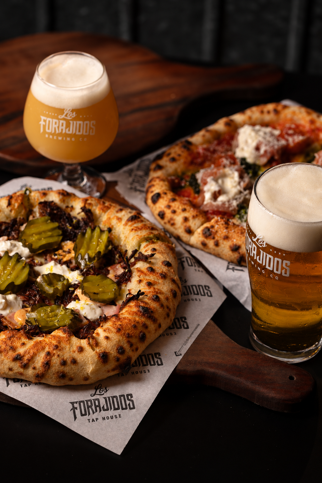 Pizzas da casa acompanhadas de cervejas Los Forajidos