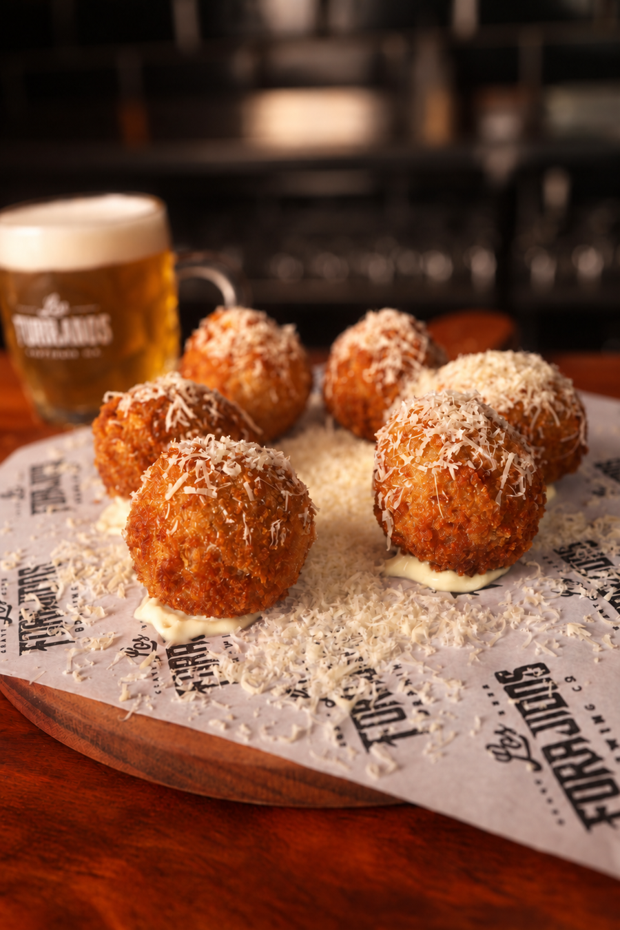 Bolinhos com parmesão sobre a tábua