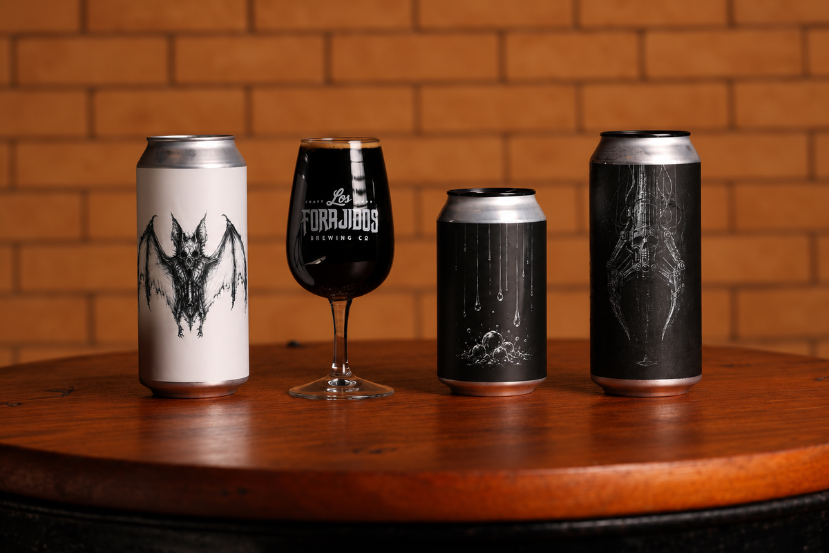 Cervejas Los Forajidos e taça de stout sobre balcão de madeira