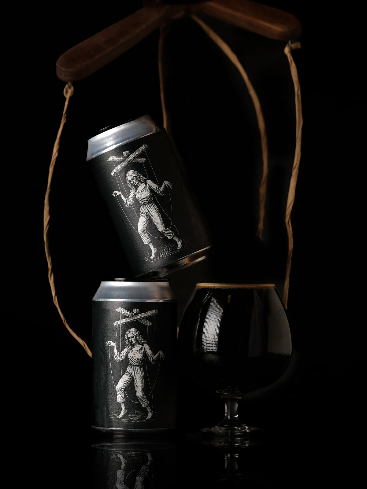 Latas Los Forajidos com ilustração de marionete e taça de cerveja escura