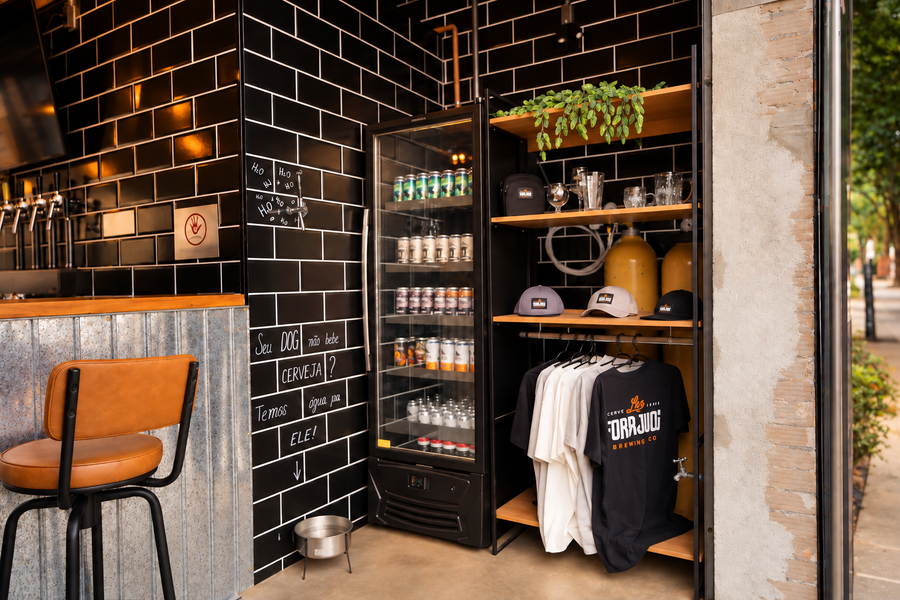 Cervejas e produtos na Vila Mariana, com pote de água para cães