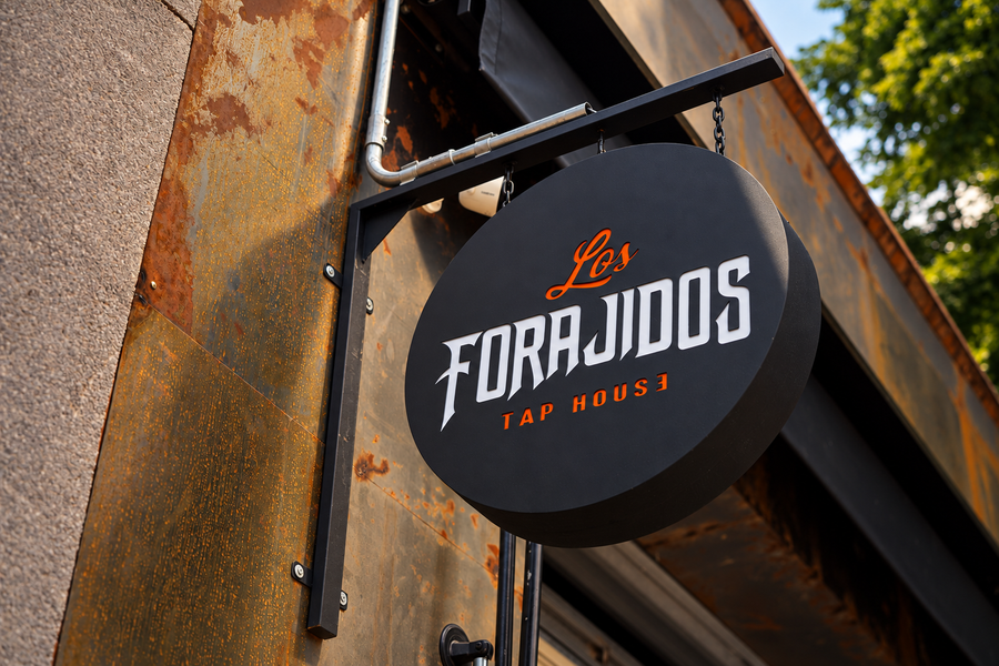 Placa da Los Forajidos Tap House na Vila Mariana